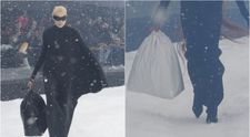 Arată ca un sac de gunoi, însă costă o avere. Cât valorează geanta de lux apreciată de vedete 