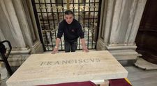 Un român a făcut parte din echipa care a amenajat cripta Papei Francisc. Mormântul a fost deschis publicului - FOTO