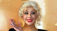 Christina Aguilera a renunțat la haine și s-a fotografiat într-o cadă plină cu petale de tradafiri.