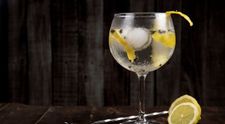 (P) 3 cocktailuri cu gin pe care să le încerci cu prietenii!