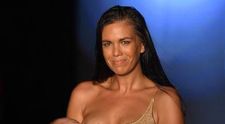 Un model Sports Illustrated a defilat pe catwalk în timp ce își alăpta fetița la sân. Reacția publicului, virală