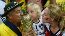Este cea mai viralizata imagine de la meciul Brazilia-Germania. Gestul superb al fanului brazilian la sfarsitul partidei a impresionat o lume intreaga