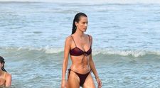 Alessandra Ambrosio, o nouă apariție incendiară! Cum a fost fotografiată pe plajele din Brazilia