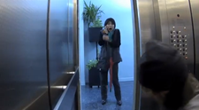 Tu ce ai face daca ai da peste o crima in desfasurare? Farsa din lift si reactiile oamenilor, surprinse de camera ascunsa