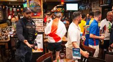 Petrecere dezlănțuită în Dallas! Fanii englezi, dați afară din bar de poliție după ce au băut bere la 4 dolari, s-au dezbrăcat și au invadat un spectacol de rodeo
