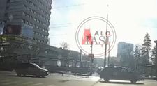 Un tramvai o ia la vale, iar vatmanul și călătorii încearcă să-l oprească cu brațele - VIDEO VIRAL