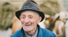 Nu e niciodată prea târziu: un student și-a luat licența la 96 de ani! Povestea e emoționantă