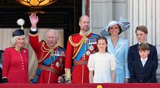 Ordinea în care sunt așezați membrii familiei regale pe balconul Palatului Buckingham. De ce stau în centru regele și moștenitorul tronului
