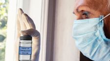 Un vaccin experimental pentru coronavirus, sub semnul întrebării după ce un voluntar s-a îmbolnăvit