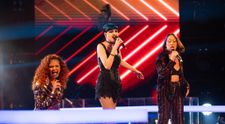 Raluca Moldoveanu și Duo Elda au rupt scena cu vocile lor spectaculoase în battle-ul de la Vocea României: „Pentru echipa noastră s-a marcat o premieră! Am reușit fetelor”