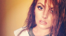 Alexandra Stan renunta la inhibitii si la sutien. Imaginile in care artista si-a expus nurii cu dezinvoltura au incins internetul