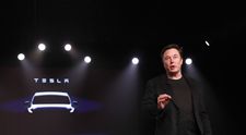 Elon Musk a lansat Tesla Cybertruck! Vezi cum arată mașina viitoului și ce preț are