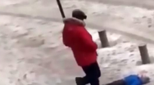 Un barbat a fost surprins cand isi lovea fiul, deoarece nu putea sta in picioare pe zapada