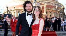 Kit Harington (Urzeala tronurilor), apariție rară cu soția la un eveniment monden