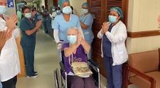 S-a vindecat de coronavirus la 85 de ani. Gestul cu care echipa medicală a sărbătorit evenimentul