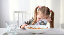 Temă arzătoare pentru părinți: Îl organizăm cu ore fixe de masă și somn? Ce mănâncă? Cum îl facem să doarmă?