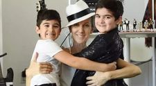 Gemenii lui Celine Dion sunt bărbați în toată firea! Deși au doar 14 ani, Eddy și Nelson au barbă, mustață și par mult mai maturi