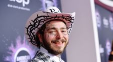EXCLUSIV. Ce a făcut Post Malone pe aeroportul din Cluj! Artistul care va cânta la Untold X a ajuns în România FOTO