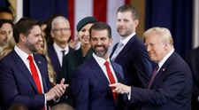 Se anunță nuntă mare în familia lui Donald Trump: „Ținându-se de mână și schimbând săruturi discrete”