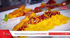 Joojeh kabab cu berenj zaferooni și cremă de iaurt cu castraveți, mentă și trandafiri