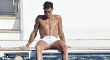 Cristiano Ronaldo are o parteneră pe măsură. Cei doi s-au relaxat pe un iaht, iar paparazzi i-au fotografiat așa