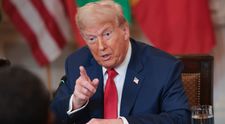 Îngrijorări serioase legate de starea de sănătate a lui Donald Trump, după ce a fost văzut purtând fond de ten pe mâini și un posibil cateter