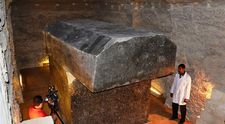 Misterul celor 24 de sicrie extraterestre descoperite aproape de Marea Piramidă din Giza
