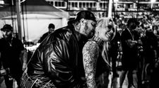 El a depus actele de divorț în mare secret, după 10 ani de mariaj. Cum a apărut celebrul cântăreț la doar o zi după ce despărțirea de soția sa a devenit publică