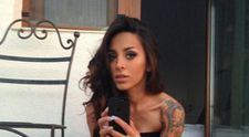Ruby isi arata noul tatuaj, cu sanii la vedere si cu un mesaj obraznic pentru fanii sai - FOTO