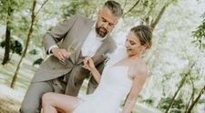 Roxana Ionescu și Tinu Vidaicu au sărbătorit nunta la Timișoara. Mireasa a strălucit într-o rochie cu pene