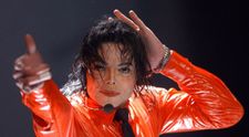 O nouă lovitură pentru familia lui Michael Jackson. Corpul megastarului ar putea fi exhumat