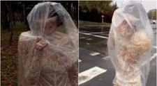 Celebra vedetă din România a apărut așa pe stradă! Nu a ținut cont că este în văzul lumii și a purtat un sac de plastic peste ținută. Imaginile sunt virale
