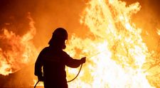 Pompierii români, ovaționați de greci după intervenția la incendiile care au mistuit Insula Evia