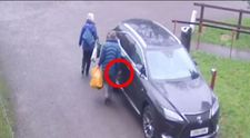 Un pensionar furios, surprins când zgârie cu cheia un Lexus de 60.000 de lire sterline, aparținând vecinului său român