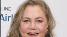 În anii 90, era considerată una dintre cele mai senzuale actrițe din lume! Kathleen Turner, apariție rară în public