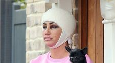 Katie Price, surprinsă cu bandaje și cu fața tumefiată după o nouă operație estetică