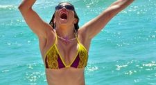 Cea mai sexy fanatica a fitness-ului a ramas fara slip pe plaja. S-a vazut aproape tot: FOTO