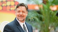 Russell Crowe a ajuns de nerecunoscut din cauza kilogramelor în plus. Cum a fost surprins la premiera filmului Poker Face