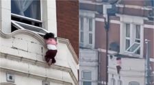 Clipe de coșmar pe o stradă aglomerată! O fetiță a atârnat în gol la etaj, sub privirile unei mulțimi îngrozite: ce s-a întâmplat când a alunecat