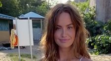 Pare cel mai cuminte costum de baie, dar din spate e ca și inexistent. Cum a pozat modelul Haley Kalil