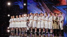Românii au talent, 21 martie 2025. Ansamblul Codrenii a încins scena cu un dans plin de energie și voioșie. Andra, impresionată de cel mai tânâr membru: ”Aș vrea să-ți cumpăr un câine!”