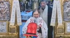 Moment fără precedent la o slujbă oficiată de IPS Teodosie! Un clovn a venit în fața altarului și s-a pus în genunchi. Reacția arhiepiscopului (VIDEO)