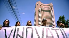 „Femeia în rochie albastră” , bătută la mineriadele din 1990, rupe tăcerea în ziua înmormântării lui Ion Iliescu