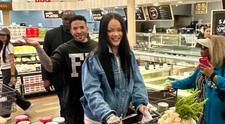 E miliardară, dar își face singură cumpărăturile! Cum au reacționat fanii când au văzut-o pe Rihanna în pantofi stiletto, printre rafturile supermarketului