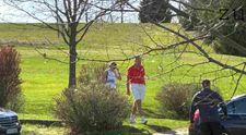 Klaus Iohannis a fost surprins pe terenul de golf alături de soția sa, Carmen: Golful oferă multe satisfacții