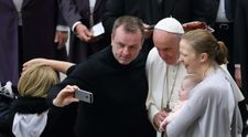 Vezi cele mai reuşite selfie-uri cu Papa! Românii au intrat şi ei în curentul #selfiewiththepope