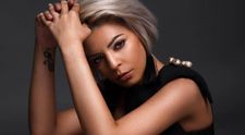 VIDEO Iulia Dumitrache, artista care ridică moralul ostașilor. Cum sună noua ei piesă?