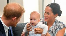 Meghan și Harry au încălcat tradiția cu prima felicitare de Crăciun a lui Archie