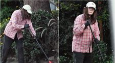 Ai ghicit cine e? Marea actriță a anilor '80, surprinsă de paparazzii în timp ce dădea cu mătura! Nici cei mai mari fani nu au recunoscut-o