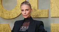 50 bate la ușă, dar din orice unghi o privești, Charlize Theron pare perfectă! Actrița a pășit pe covorul roșu într-un outfit spectaculos